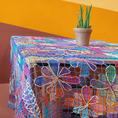 Toalha de Mesa em Renda Filé Azul com Colorido 1.65 x 1.65