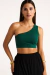 Cropped feminino verde escuro de um ombro só, usado por mulher com brincos e pulseiras douradas