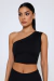 Cropped feminino preto de um ombro só usado por modelo com cabelo preso