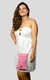 Modelo usando uma mini bolsa de crochê rosa, com alça longa, vestindo um vestido branco.