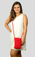 Mulher sorridente usando uma bolsa vermelha em crochê, com alça longa, em um vestido branco.