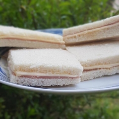 Sandwiches de miga de jamón y queso