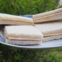 Sandwiches de miga de jamón y queso