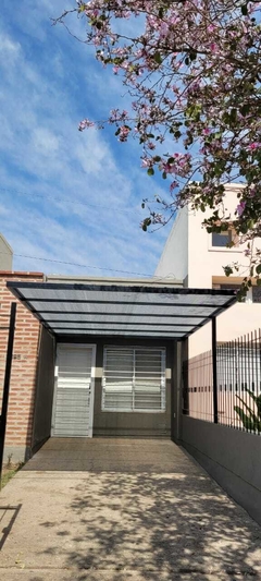 SE VENDE DUPLEX EN CALLE FELIZ GIGENA LUQUE 3565.