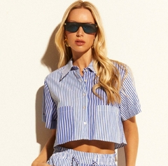 CAMISA LINZZI CROPPED EM TRICOLINE LISTRADO AZUL CLARO (ISADORA DE CASTRO)