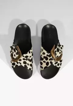 SCHUTZ Sandália Papete Couro Fivela Preta Animal Print Branca - Morena Shoes