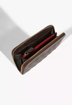 SCHUTZ Carteira Grande 944 Matelassê Marrom Escuro - comprar online