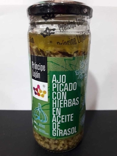 Ajo picado con hierbas en aceite de girasol .