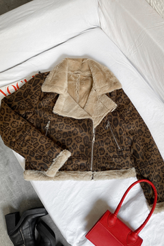 Campera animal print gamulan con piel en internet