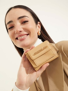 BILLETERA PEQUEÑA CON BOLSILLO EXTERNO CAMEL - tienda online