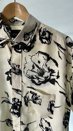 Camisa Maui black flowers - comprar online