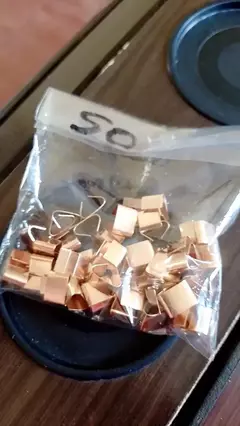 Pacote plástico transparente contendo terminais em U de metal dourado tamanho 14x9mm