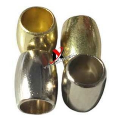 Quatro espaçadores de fundição dourados e prateados, de 17x14mm, usados para joalheria, com acabamento metálico brilhante.