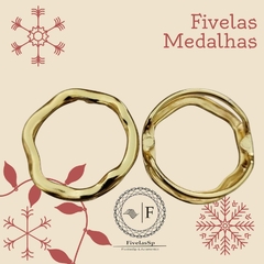 Fivela metal dourado modelo medalha, pacote com 6 peças, apresentada em fundo claro com elementos decorativos.