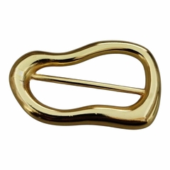 Fivela plástica modelo castanha com reforço dourado
