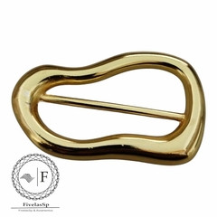 Fivela plástica modelo castanha com reforço dourado em formato irregular