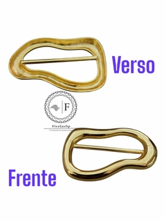 Fivela plástica modelo castanha com reforço cor dourado mostrando a frente e o verso