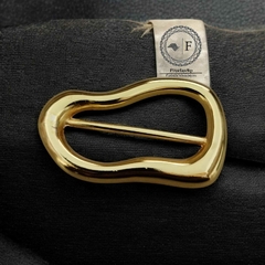 Fivela Plastico Modelo Castanha com Reforso cor dourado pacote com 6pçs
