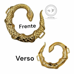 Fivela de metal dourada em formato de serpente com 7 strass na cabeça, mostrando os lados frente e verso