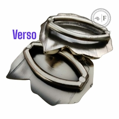 Fivelas modelo caracol em ABS, mostrando o verso das peças. Embalagem com 6 unidades.