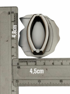 Fivela modelo caracol em ABS, medida de 4,8 cm e 4,5 cm, exibida sobre uma régua.