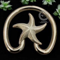 Fivela modelo estrela em ABS na cor dourada, com design decorativo de estrela do mar.