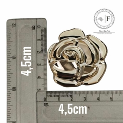 Fivela modelo rosa em ABS na cor dourado com dimensões de 4,5 cm.