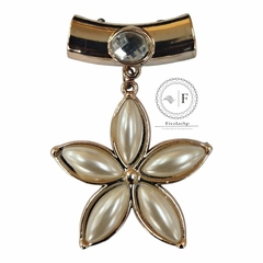 Fivela de plástico modelo flor tulipa com detalhes em pérola e strass, ideal para alças de bolsa.