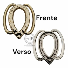Fivela de plástico modelo oval com alça lateral, cor dourado, mostrando frente e verso.