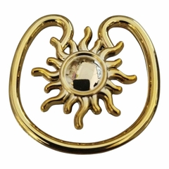 Fivela de plástico dourada em formato de sol, ideal para uso em artesanato e confecção.