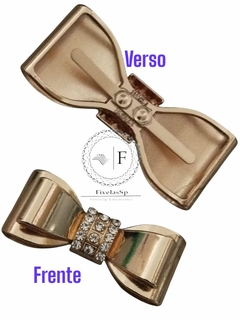 Laço em metal dourado com strass, mostrando a parte da frente e o verso com garra