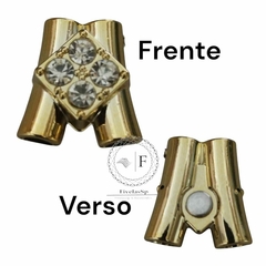 Passante dourado com strass ABS para meia cana, mostrando frente com quatro pedras brilhantes e verso com detalhe fixador