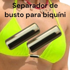 Separador de busto tubular dourado para biquíni com três peças sobre fundo de mulher usando biquíni verde