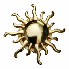 Fivela de biquíni em formato de sol com acabamento dourado, ideal para acessórios de moda praia.