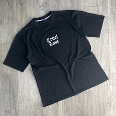 REMERA OVERSIZE CRUEL LOVE NEGRA