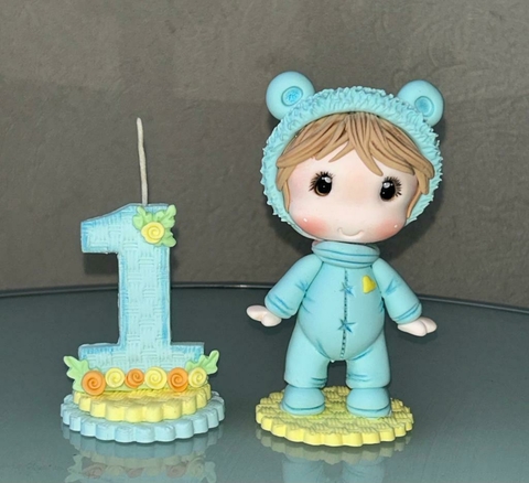 CENTRO DE TORTA NENE CON DISFRAZ + VELA 11CM, PORCELANA FRIA