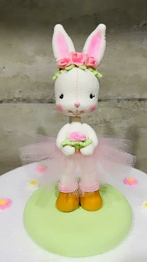 CENTRO DE TORTA CONEJA CON TUTU, 17CM, PORCELANA FRIA