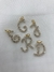 Dijes inicial con piedras