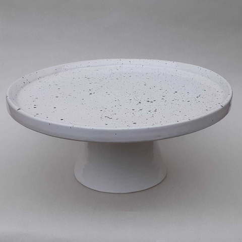 Alzada de Cerámica FUJI - blanca a pintitas negras- plato 27 cm diámetro y pie 11 cm de alto.