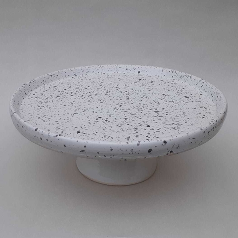 Alzada de Cerámica FUJI - blanca a pintitas negras- plato 24 cm diámetro y pie 8 cm de alto.