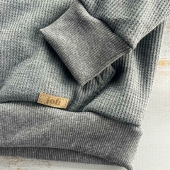 BUZO CANGURO PANAL CON PIEL- GRIS MELANGE en internet