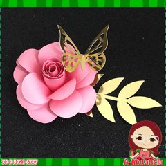 Rosa em scrap com folha dourada e borboleta (13 cm)