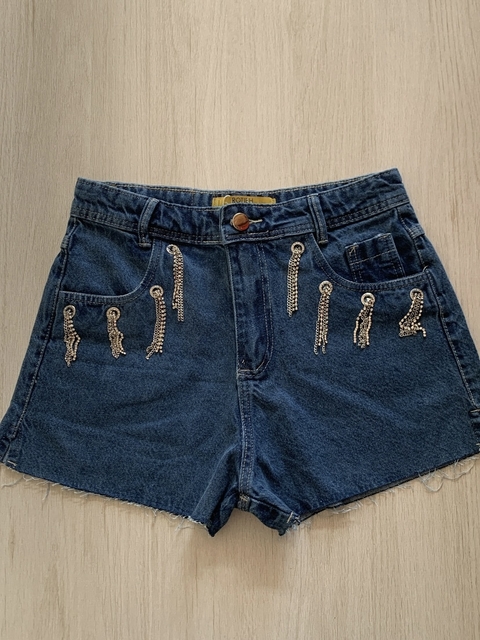 Short jeans ilhós com strass