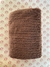 Soft importado com desenho imitando tricô marrom (50cmx85cm)