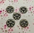Botão redondo dois furos em metal ouro velho com detalhe de laço em alto relevo tamanho grande 1,5cm de diâmetro (pacote 5 unidades)