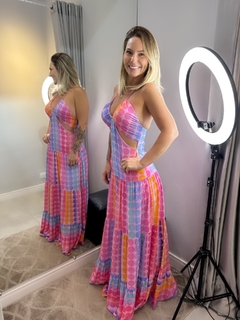 Vestido longo recortes busto poá colorido na internet