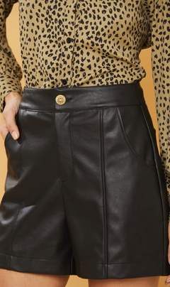 Shorts Sintético com Detalhe Pespontado - Irelde Modas