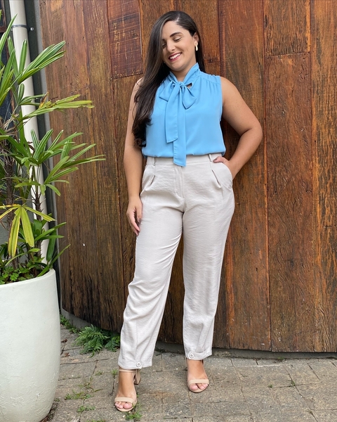 CALÇA ALFAIATARIA CENOURA CINZA CLARO COM MARTINGALE NA BARRA