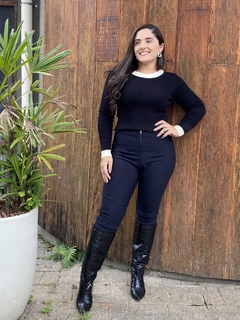 BLUSA TRICOT MODAL PRETO COM DETALHE OFF NA GOLA E PUNHOS na internet