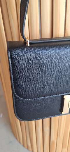 Imagen de MINI BAGS "H" NEGRO CON HERRAJES DORADO. CARTERA PU.